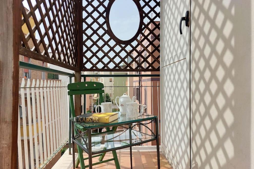 Relax Rome With 2 Balconies - 2 Bedroom Flat, 3Rd Floor With Lift, High Comfort, Quite, A Walk From Urban Train Station Gemelli And Metro A Stops Battistini & Cornelia Connecting To Center In 20 Minutes, 2 Steps From Bus Stop, Cycle Path, Groceries Esterno foto