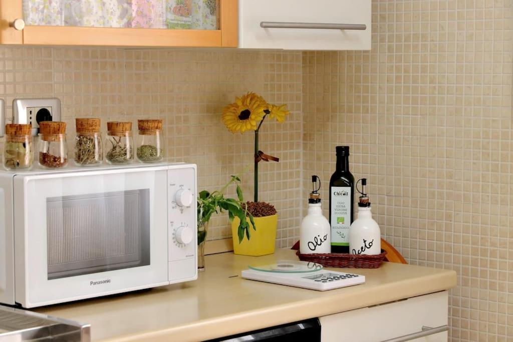 Relax Rome With 2 Balconies - 2 Bedroom Flat, 3Rd Floor With Lift, High Comfort, Quite, A Walk From Urban Train Station Gemelli And Metro A Stops Battistini & Cornelia Connecting To Center In 20 Minutes, 2 Steps From Bus Stop, Cycle Path, Groceries Esterno foto