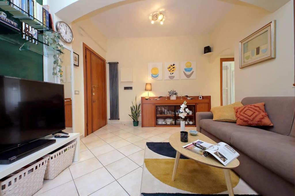 Relax Rome With 2 Balconies - 2 Bedroom Flat, 3Rd Floor With Lift, High Comfort, Quite, A Walk From Urban Train Station Gemelli And Metro A Stops Battistini & Cornelia Connecting To Center In 20 Minutes, 2 Steps From Bus Stop, Cycle Path, Groceries Esterno foto
