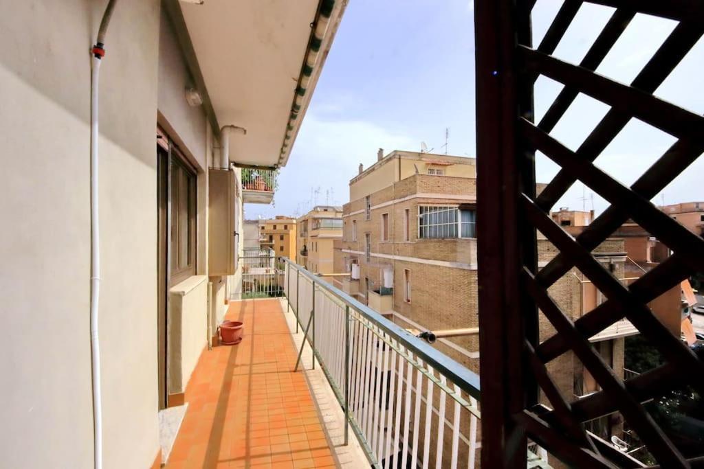 Relax Rome With 2 Balconies - 2 Bedroom Flat, 3Rd Floor With Lift, High Comfort, Quite, A Walk From Urban Train Station Gemelli And Metro A Stops Battistini & Cornelia Connecting To Center In 20 Minutes, 2 Steps From Bus Stop, Cycle Path, Groceries Esterno foto