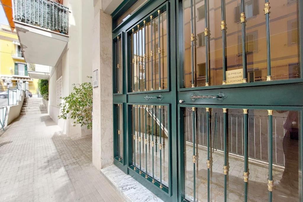 Relax Rome With 2 Balconies - 2 Bedroom Flat, 3Rd Floor With Lift, High Comfort, Quite, A Walk From Urban Train Station Gemelli And Metro A Stops Battistini & Cornelia Connecting To Center In 20 Minutes, 2 Steps From Bus Stop, Cycle Path, Groceries Esterno foto