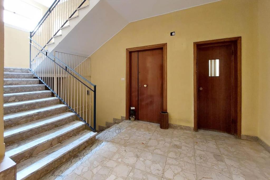 Relax Rome With 2 Balconies - 2 Bedroom Flat, 3Rd Floor With Lift, High Comfort, Quite, A Walk From Urban Train Station Gemelli And Metro A Stops Battistini & Cornelia Connecting To Center In 20 Minutes, 2 Steps From Bus Stop, Cycle Path, Groceries Esterno foto